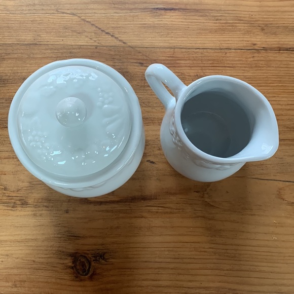 Gibson designs Fruit Creamer and Sugar bowl with lid - Picture 8 of 8